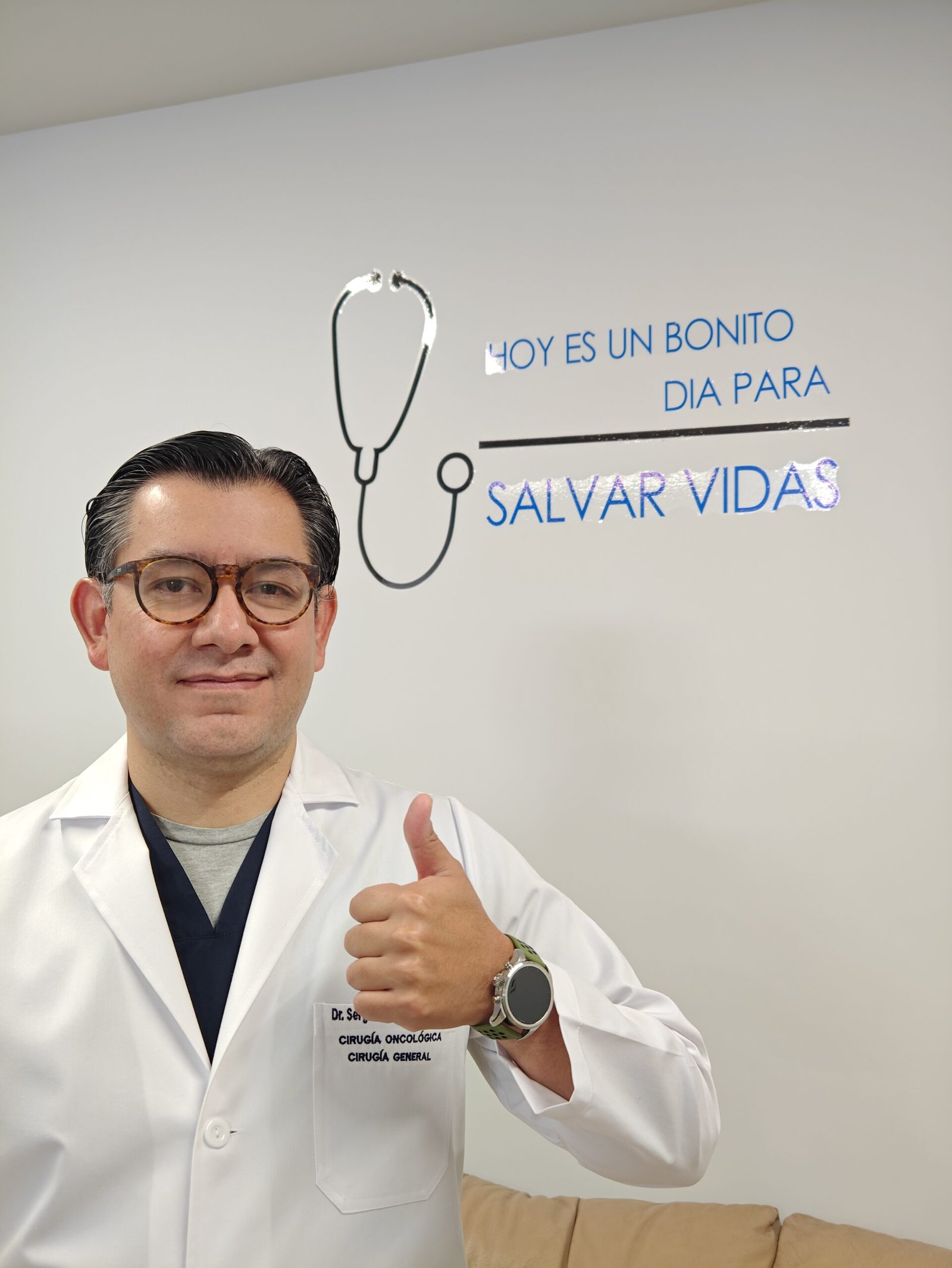 médico explicando estadificación TNM del cáncer a paciente
